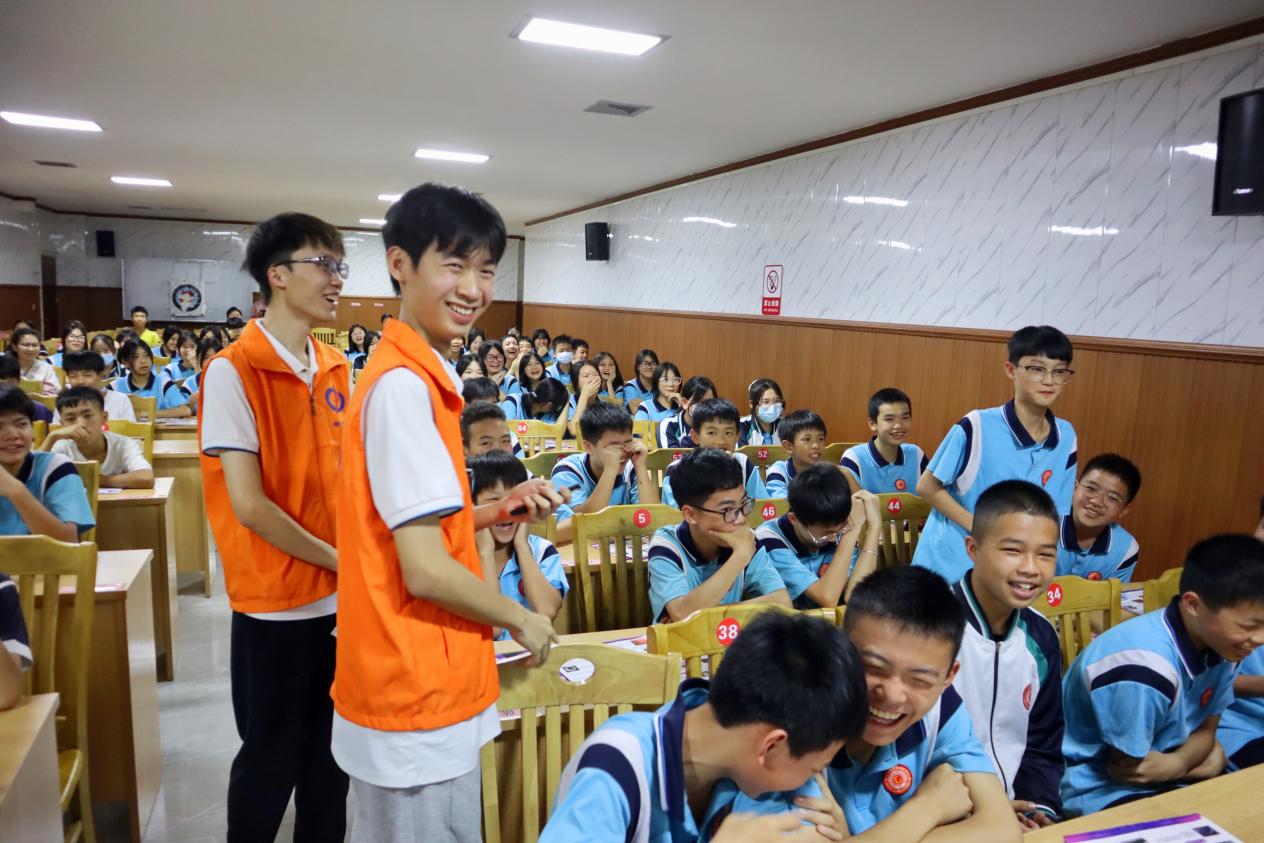 科普团成员与员工互动1